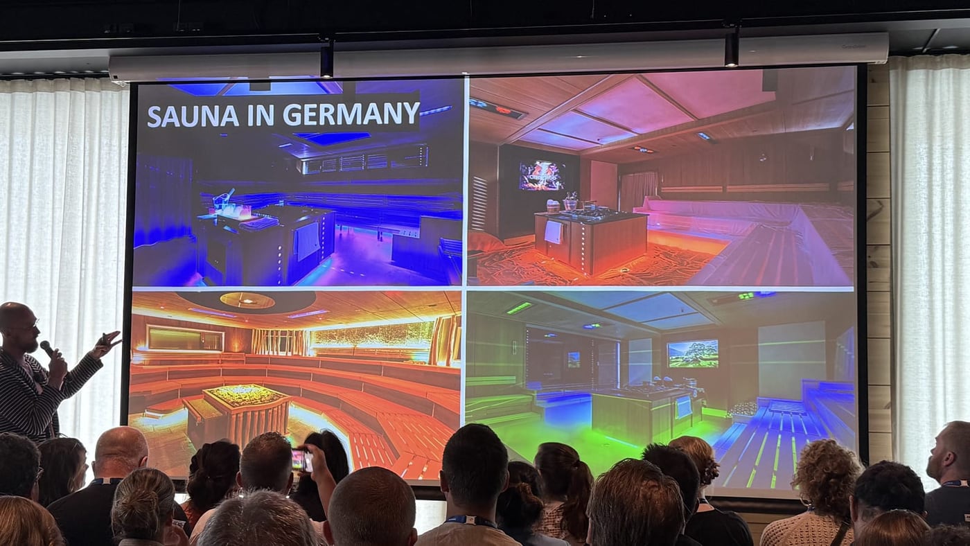 Diapositiva 'Sauna in Germany' con cuatro saunas alemanas iluminadas, World Sauna Forum 2025