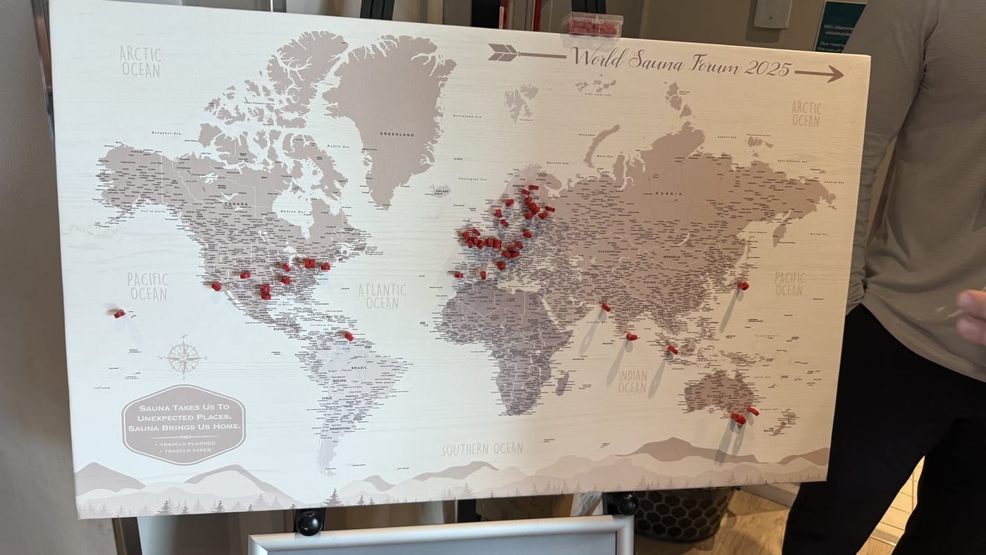 Mapa mundial con chinchetas marcando los países de origen de los asistentes al World Sauna Forum 2025